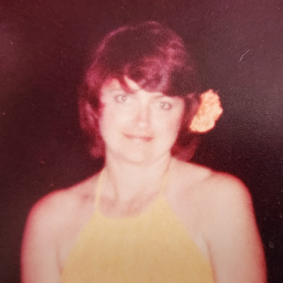 Meet your Posher, Nicole - Picture 1 of 1